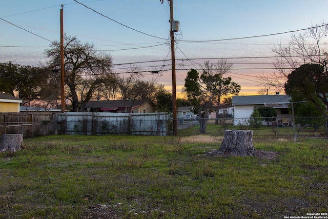 view of yard at dusk