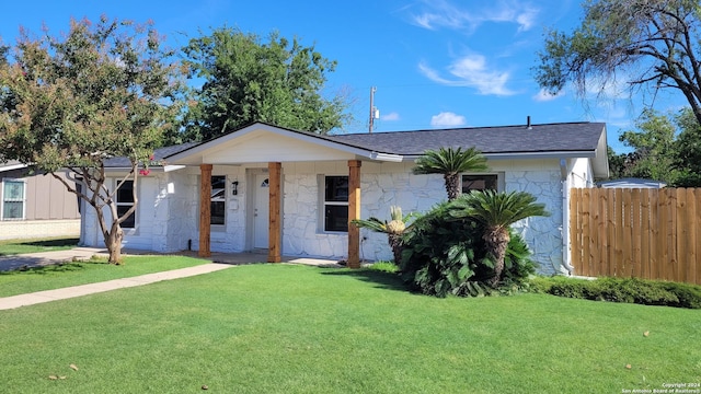 view of front of house featuring a front lawn