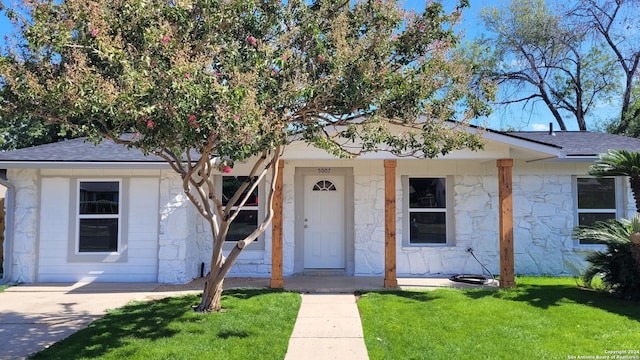 view of front of property with a front lawn