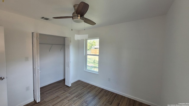 unfurnished bedroom featuring ceiling fan and a closet