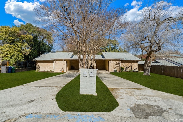 view of front of property featuring a front yard