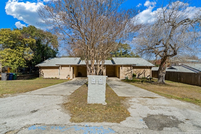 view of front facade featuring a front yard