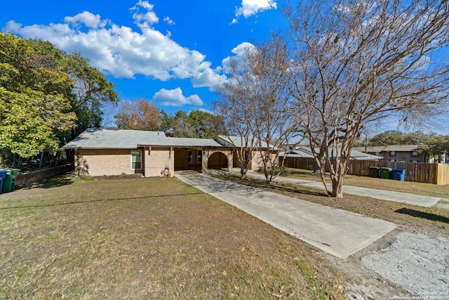 ranch-style house featuring a front lawn