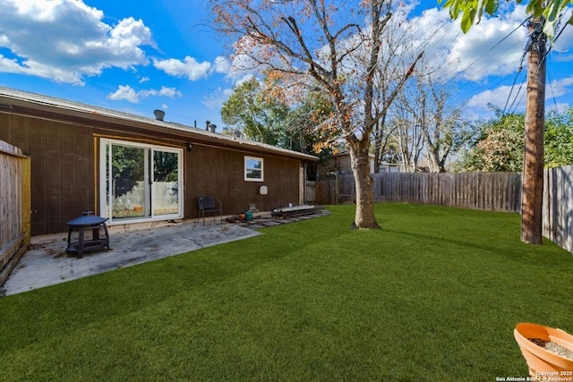 view of yard featuring a patio