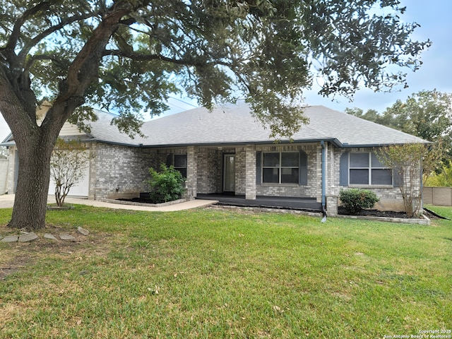 single story home featuring a front yard