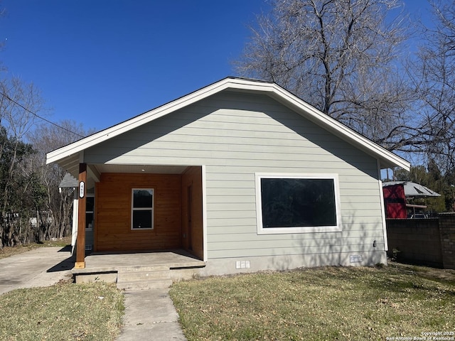 view of front of property featuring a front yard