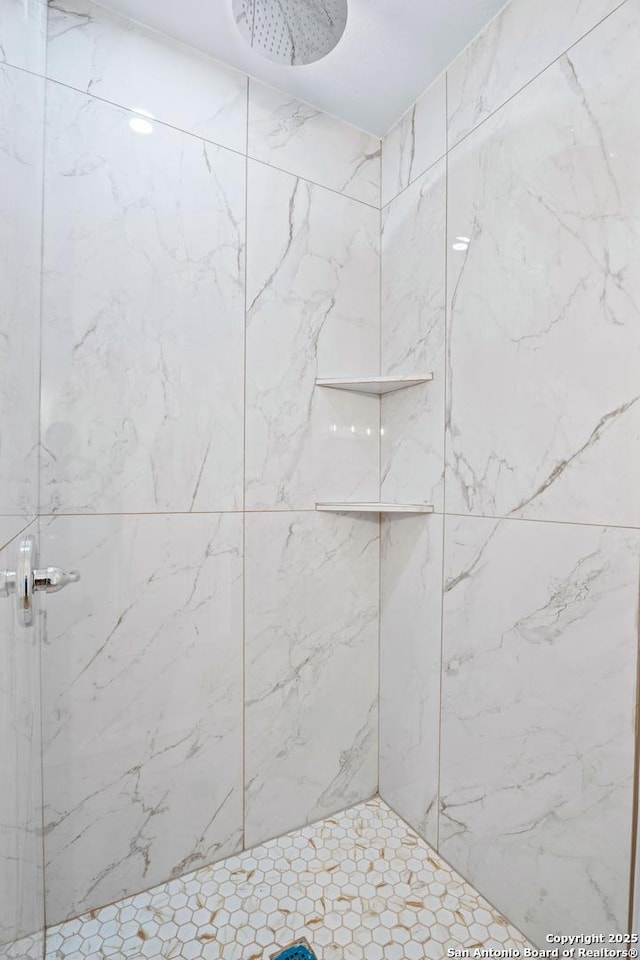 bathroom featuring a tile shower