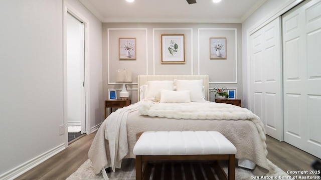 bedroom with crown molding, hardwood / wood-style floors, ceiling fan, and a closet