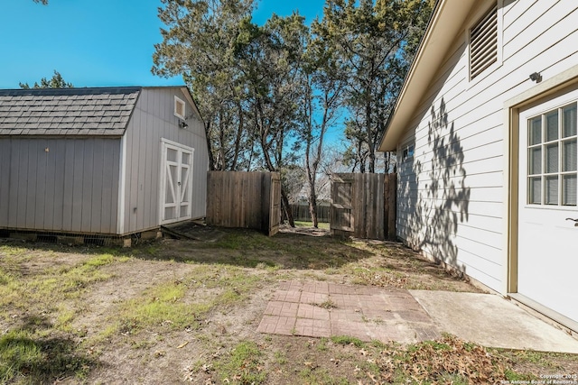 view of yard featuring a storage unit