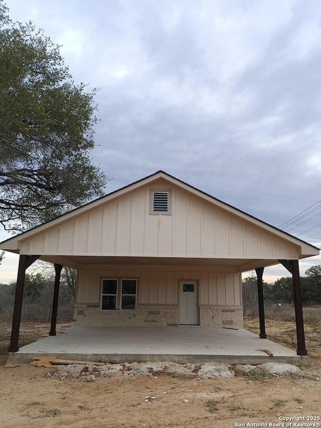 view of front of home featuring a patio area