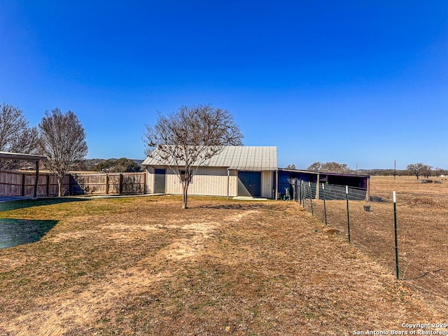 view of yard with an outdoor structure