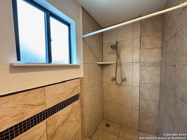 bathroom featuring tiled shower