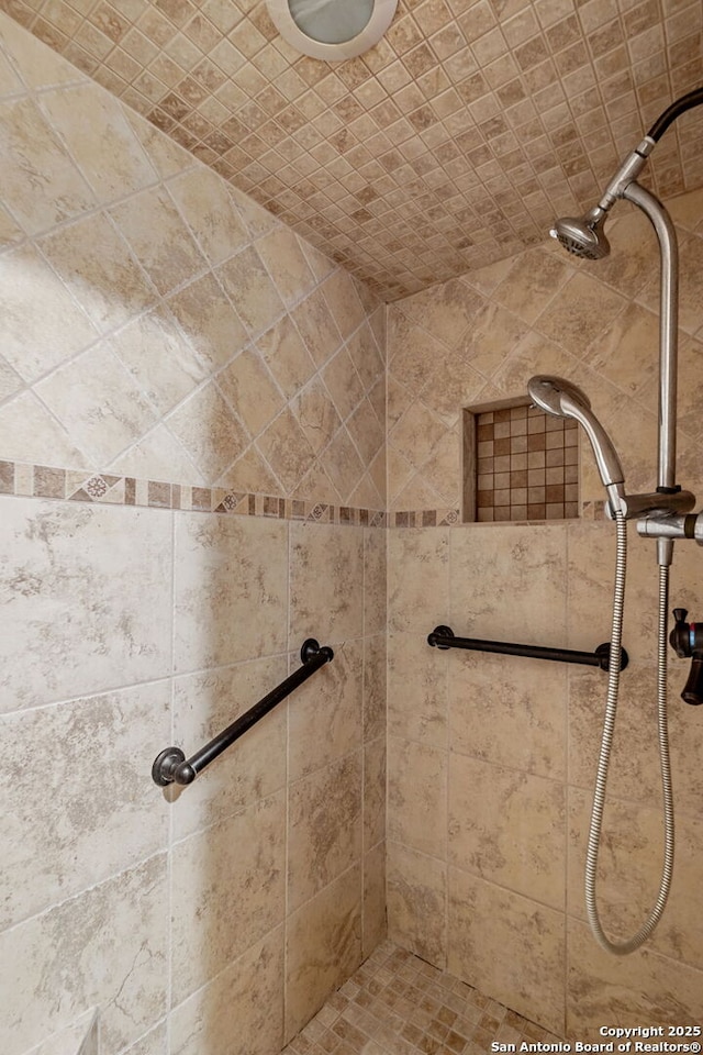 bathroom featuring a tile shower