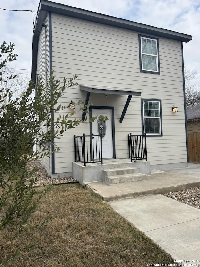 view of front of house featuring a front yard