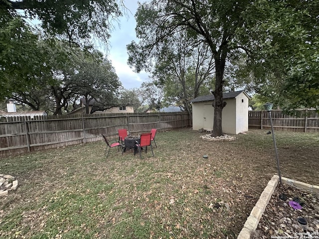 view of yard featuring a storage shed