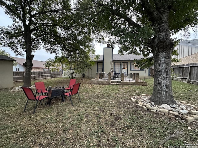 view of yard featuring a fire pit