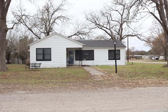 view of front of home featuring a front yard