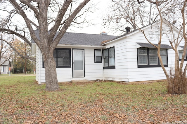 view of front facade with a front lawn