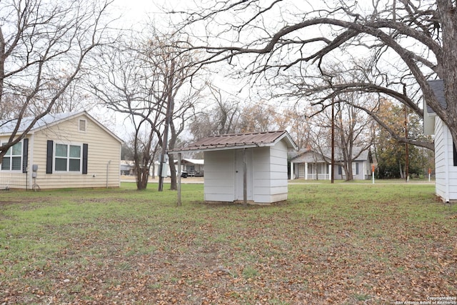 view of yard featuring a storage shed