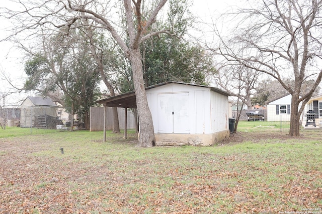 view of yard with a storage unit