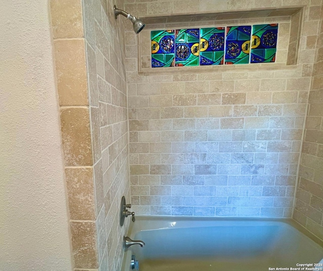 bathroom with tiled shower / bath combo