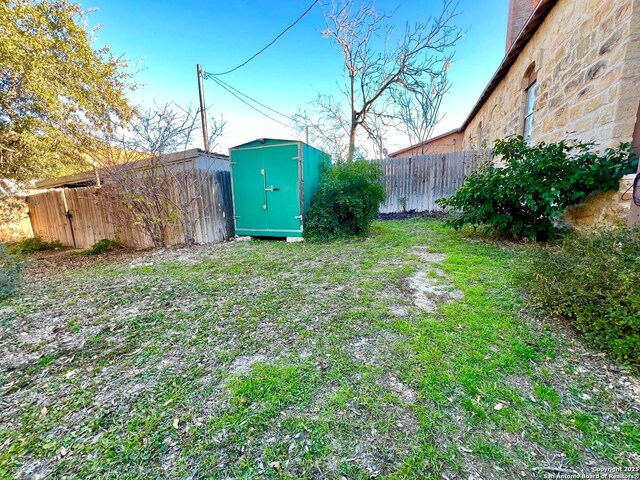 view of yard with a storage shed