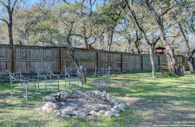 view of yard featuring an outdoor fire pit