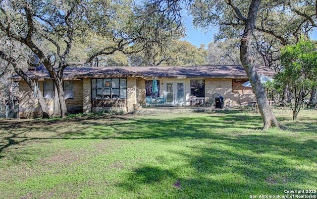 view of front of property featuring a front lawn