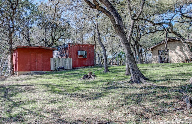 view of yard with a shed