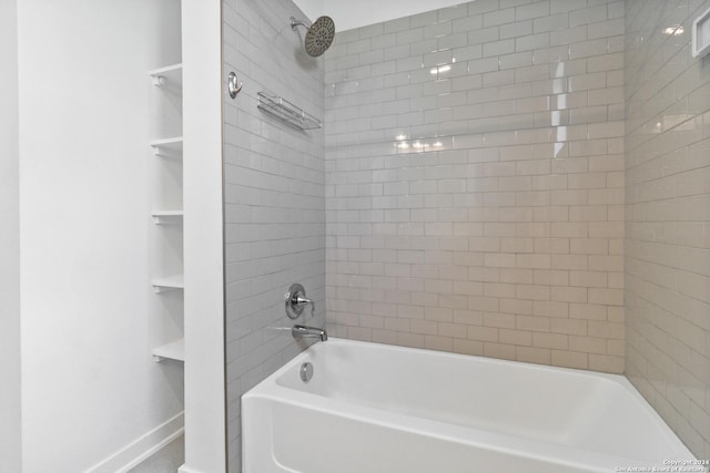 bathroom with tiled shower / bath