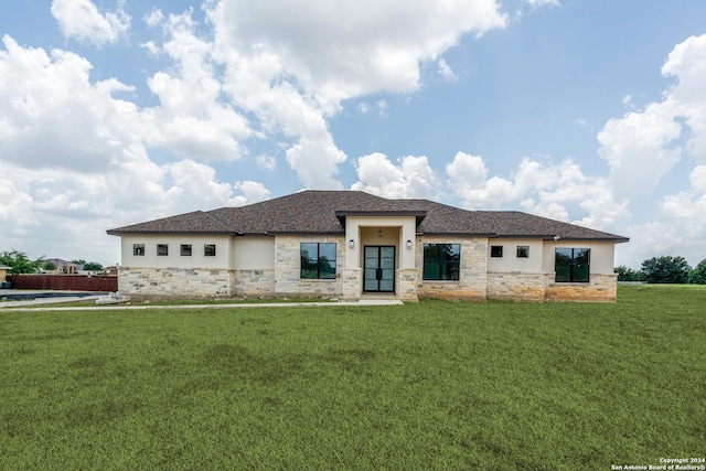 view of front of property featuring a front yard