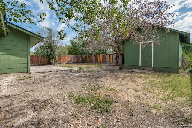 view of yard featuring a storage unit