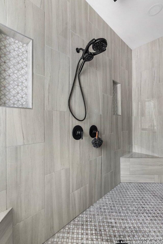 bathroom featuring a tile shower