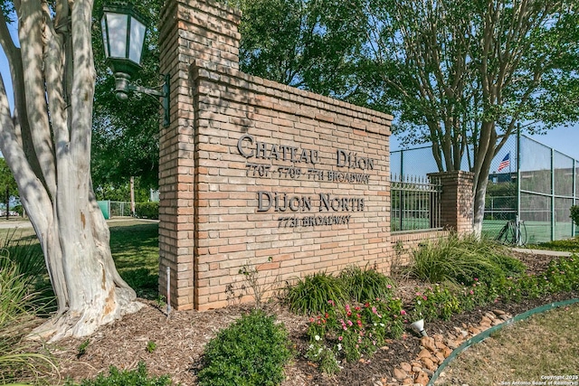 view of community / neighborhood sign