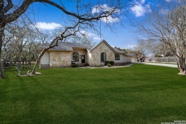 ranch-style house featuring a front yard