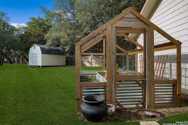 view of yard featuring a storage unit