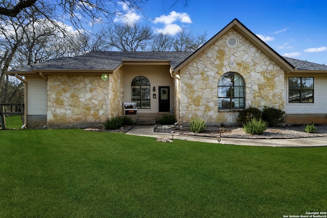 view of front facade featuring a front yard