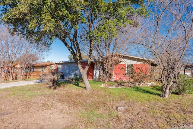 ranch-style home with a front yard