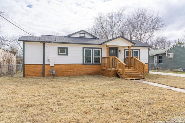 view of front of property featuring a front yard