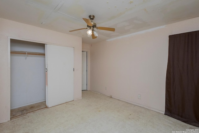 unfurnished bedroom with ceiling fan and a closet