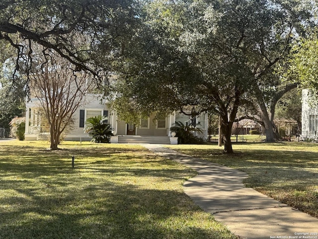 view of front facade with a front yard