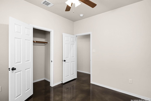 unfurnished bedroom featuring ceiling fan and a closet