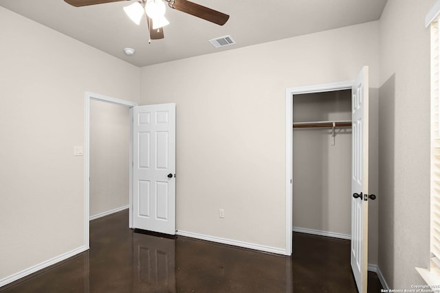 unfurnished bedroom featuring ceiling fan and a closet