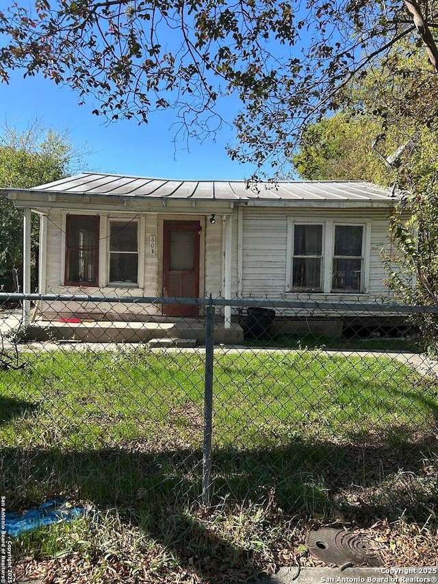 view of front of property with a front yard