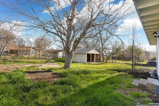 view of yard featuring an outdoor structure