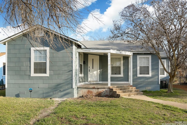 view of front facade featuring a front yard and covered porch