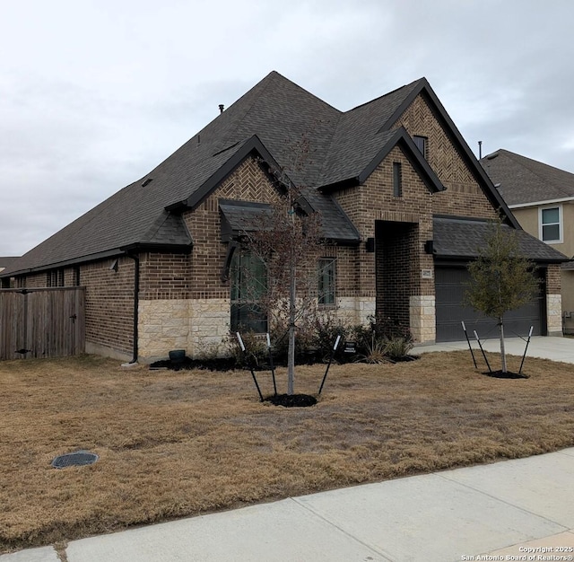 view of front facade featuring a garage