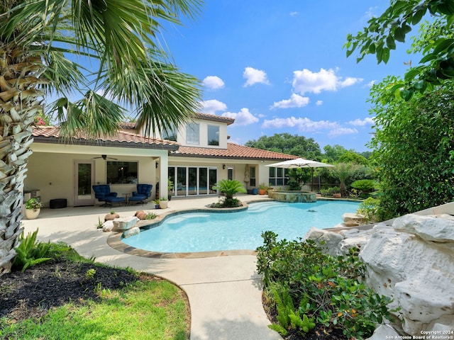 view of swimming pool featuring an outdoor hangout area, a patio, ceiling fan, and an in ground hot tub