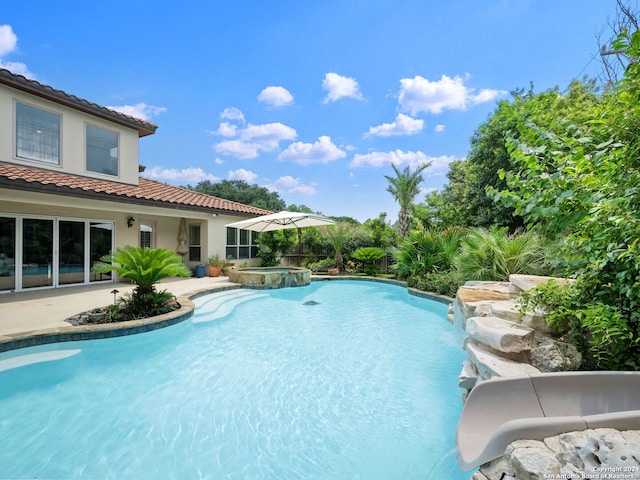 view of pool featuring an in ground hot tub and a patio area