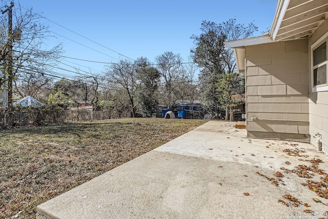 view of yard featuring a patio area